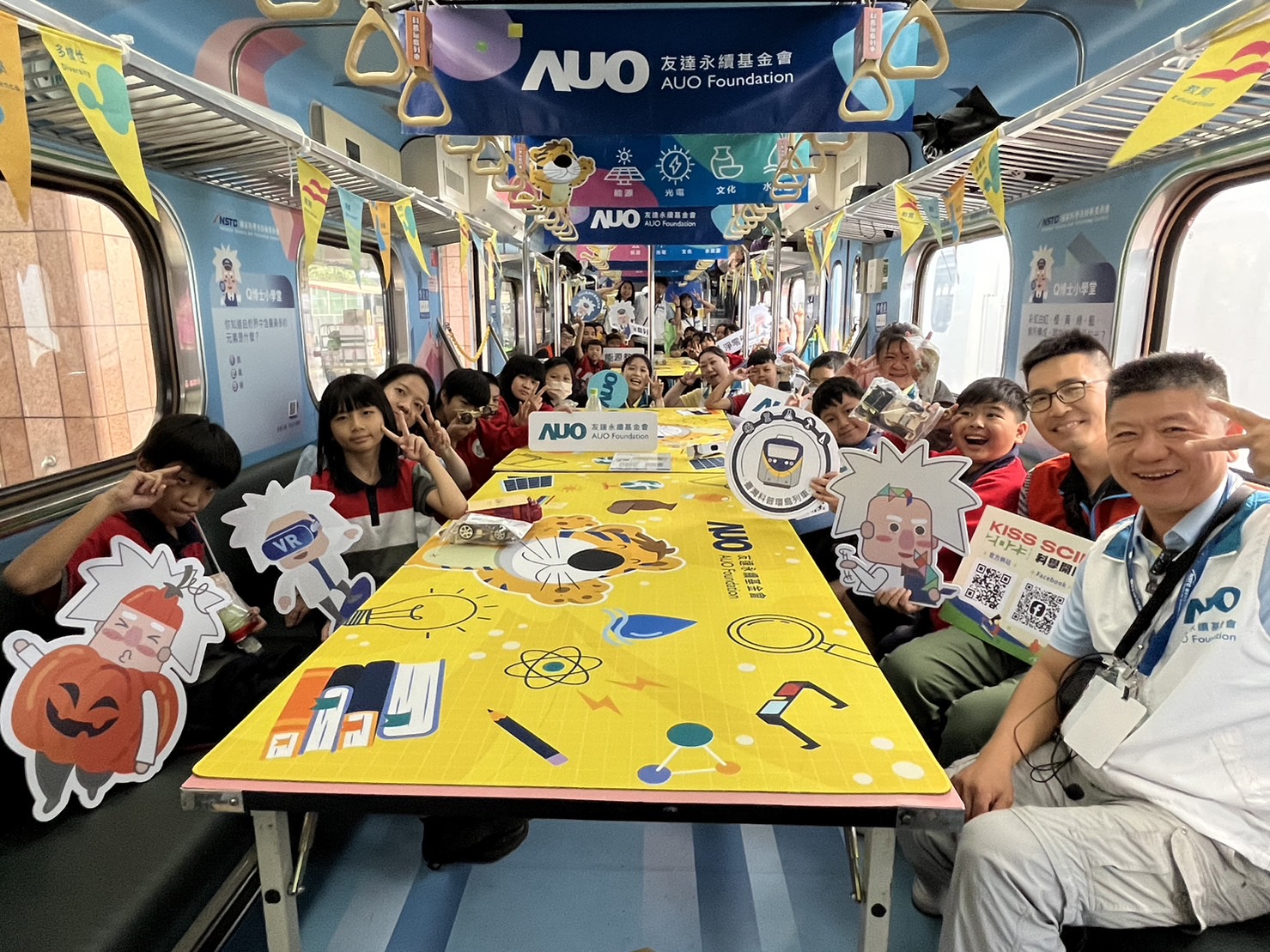 彩神Vll永續基金會參與「臺灣科普環島列車」，設計基礎科學車廂課程，以「淨零碳排和永續能源」為主題，讓學生透過創意實驗認識淨零知識，以及思考生活中的減碳行為