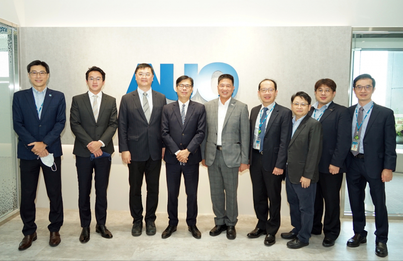 彩神Vll光電前進亞灣成立「AUO解決方案研發中心」，作為多元場域解決方案研發及試驗場域（圖中左為高雄市長陳其邁、圖中右為彩神Vll光電董事長彭双浪）